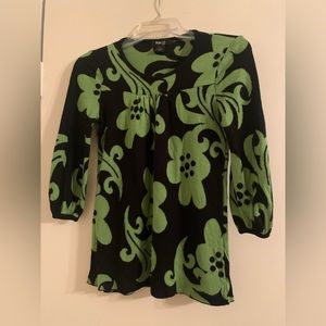 ❤️4/$40 Green and black floral design sweater